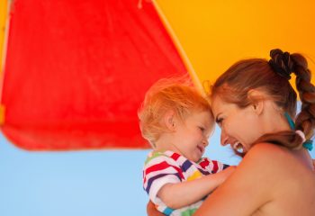 S djecom pod suncobranom: Kako pravilno zaštititi dječju kožu od sunca