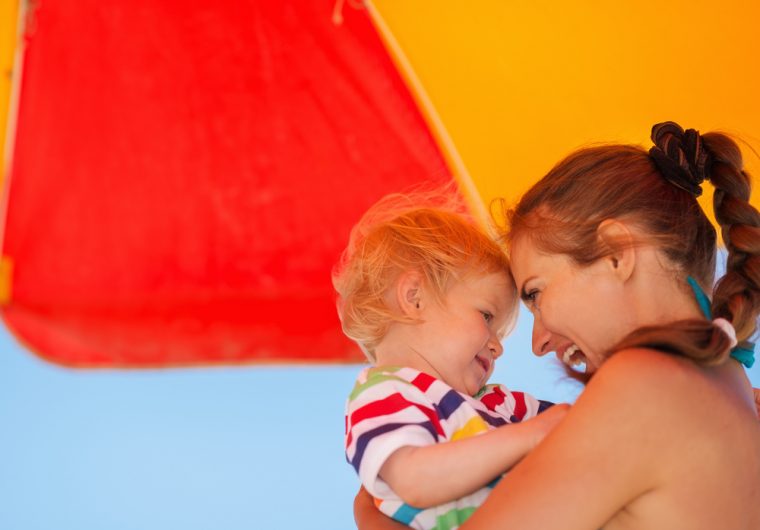 S djecom pod suncobranom: Kako pravilno zaštititi dječju kožu od sunca