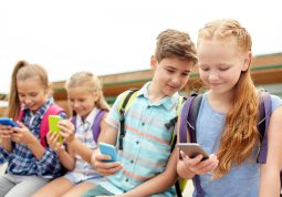 pisanje na internetu u digitalno doba i djeca koja su na mobitelu