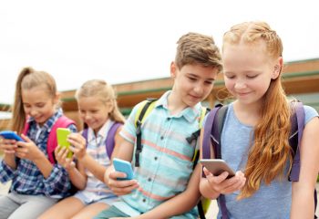 pisanje na internetu u digitalno doba i djeca koja su na mobitelu