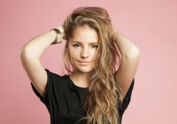 blistava kosa uz Skinage Hair Boost sa Cynatine® HNS