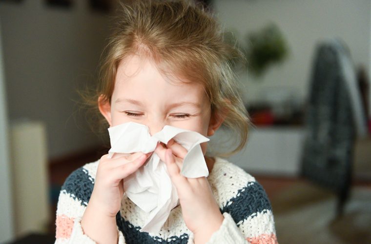 začepljen nos i sluz iz nosa su simptomi prehlade kod mališana