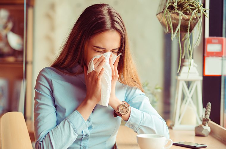 simptomi koronavirusa simptomi sezonskih alergija COVID-19 koronavirus