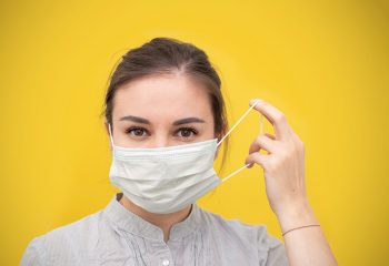 akne maskne nosenje maski zastitne maske koza lica perioralni dermatitis dermatitis koronavirus pandemija