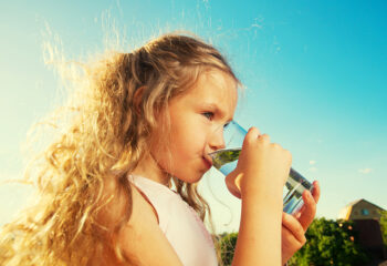 pije li dijete dovoljno tekucine koliko tekucine treba piti beba voda dojilje dojenje