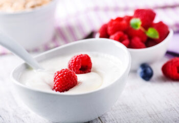 zdravi-ljetni-snack-meduobrok-100-kalorija-grcki-jogurt-maline-lubenica