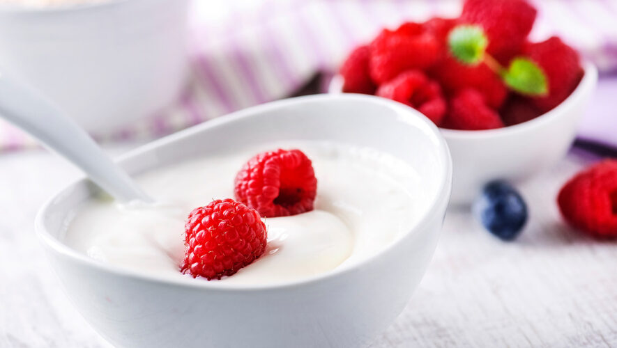 zdravi-ljetni-snack-meduobrok-100-kalorija-grcki-jogurt-maline-lubenica